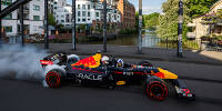 Galerie: Formel 1 trifft Fußball: Im Red-Bull-Auto durch Leipzig