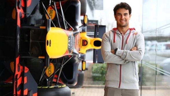 Sergio Perez in der Red-Bull-Fabrik