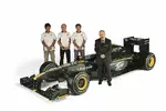 Foto zur News: Fairuz Fauzy, Heikki Kovalainen und Jarno Trulli vor dem Lotus T127, daneben Designer Mike Gascoyne