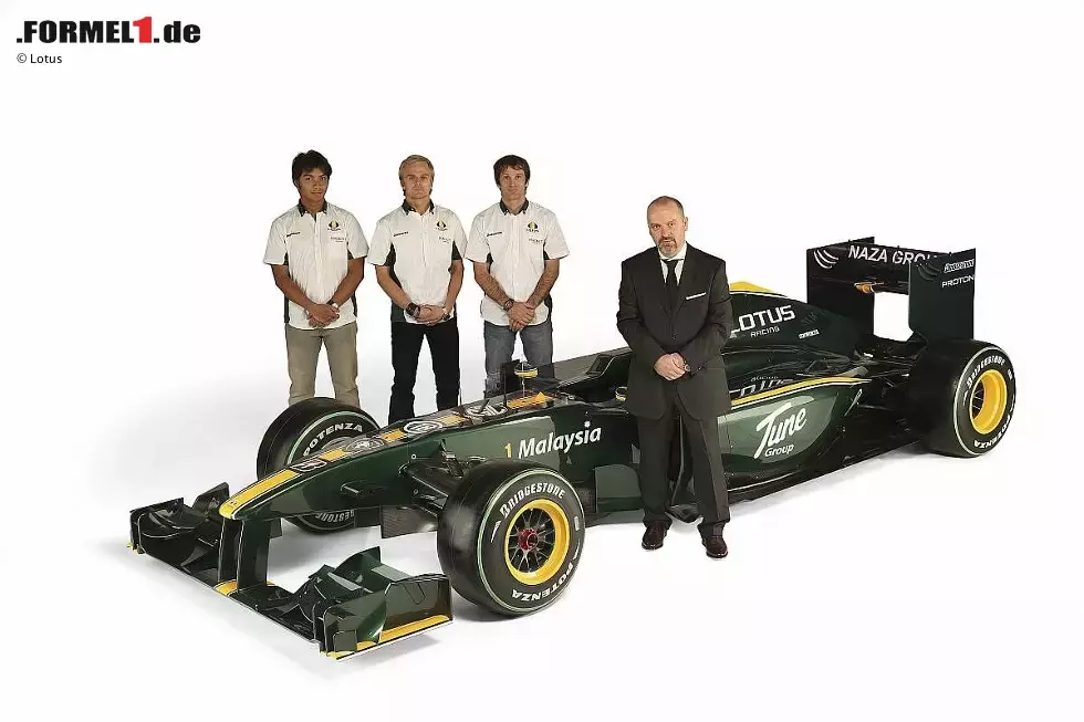 Foto zur News: Fairuz Fauzy, Heikki Kovalainen und Jarno Trulli vor dem Lotus T127, daneben Designer Mike Gascoyne