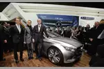 Foto zur News: Nico Rosberg, Michael Schumacher und Dieter Zetsche mit dem Mercedes-Benz SLS AMG