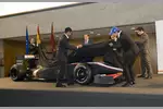 Foto zur News: Colin Kolles (Teamchef), Karun Chandhok und Bruno Senna enthüllen das Dallara-Chassis