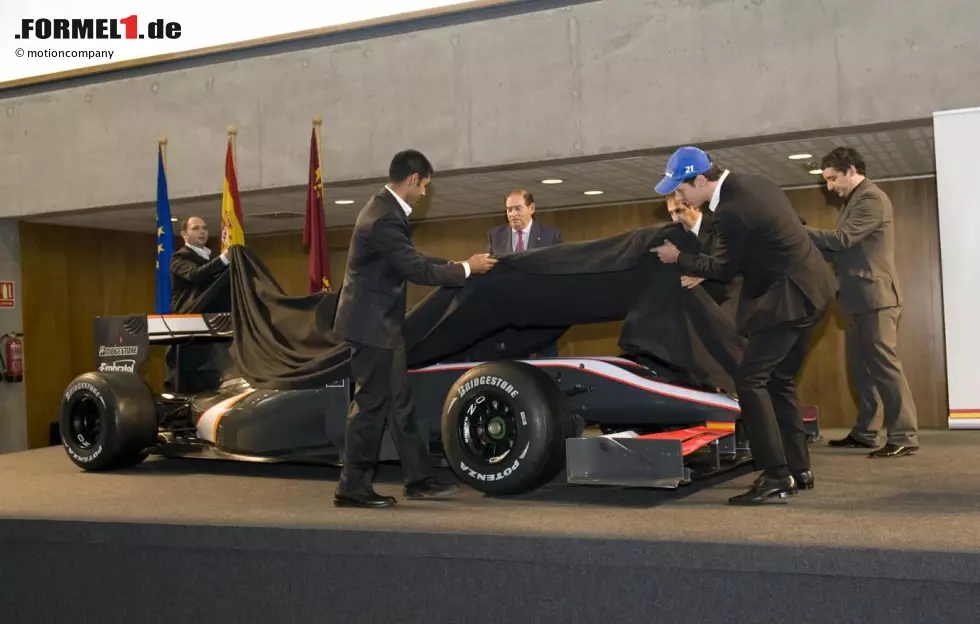 Foto zur News: Colin Kolles (Teamchef), Karun Chandhok und Bruno Senna enthüllen das Dallara-Chassis