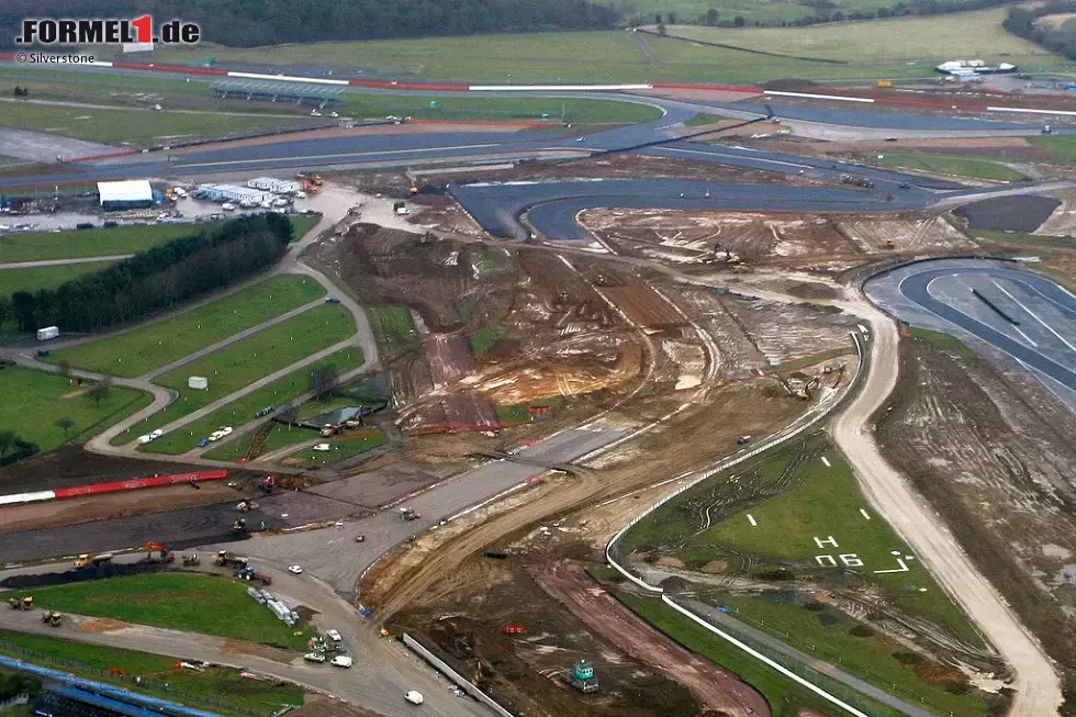 Foto zur News: Arbeiten am neuen Arena-Komplex in Richtung National-Straight