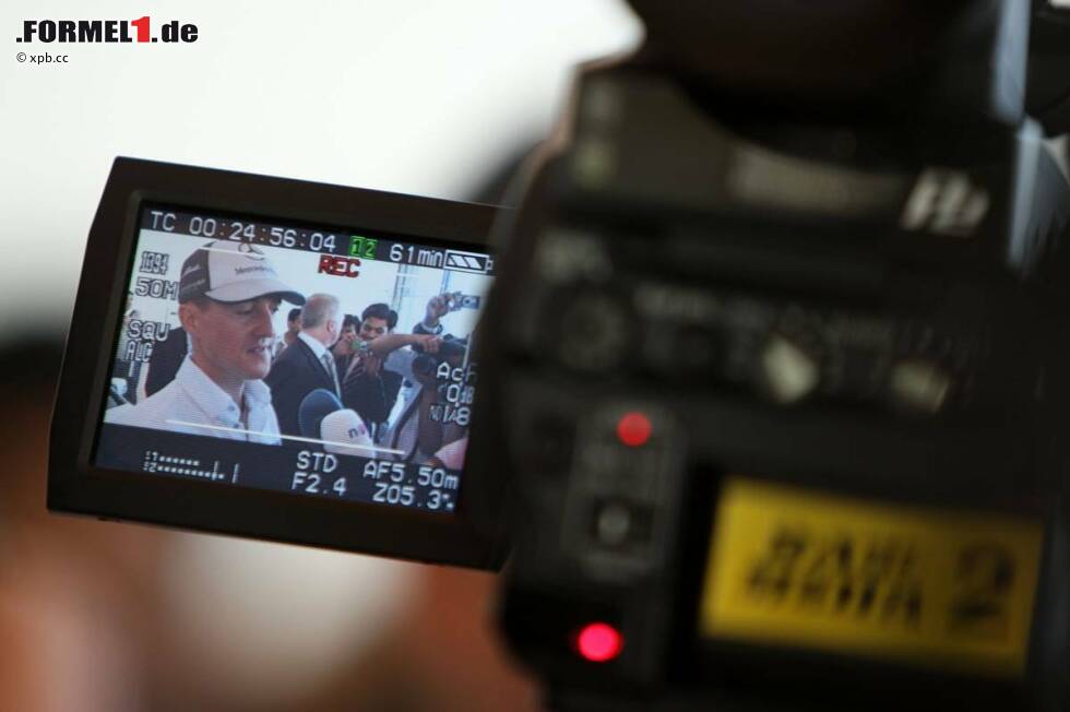 Foto zur News: TV-Kamera: Michael Schumacher (Mercedes) im Interview