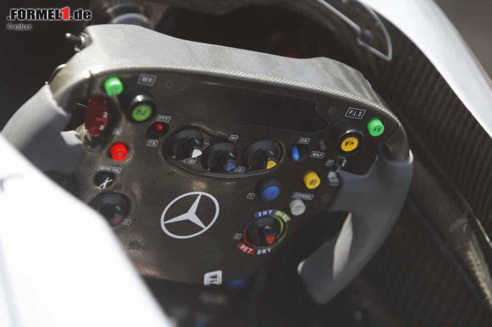 Foto zur News: McLaren-Lenkrad mit Mercedes-Stern