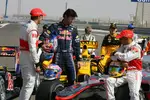 Foto zur News: Mark Webber (Red Bull) betrachtet McLarens eigenwillige Aerodynamik, Jenson Button (McLaren) und Lewis Hamilton (McLaren) schauen zu