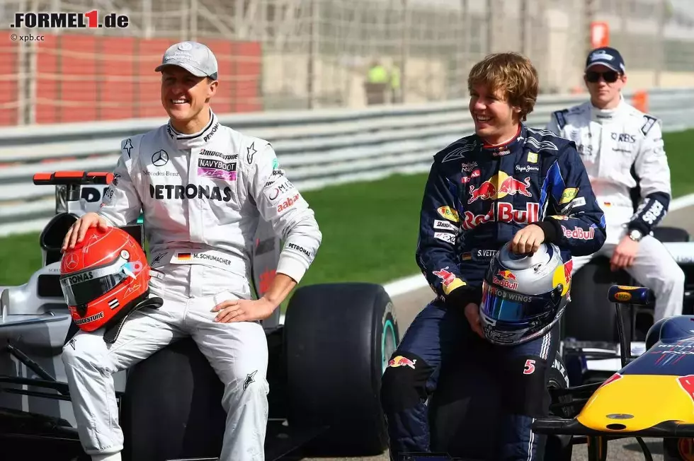 Foto zur News: Michael Schumacher (Mercedes) und Sebastian Vettel (Red Bull)