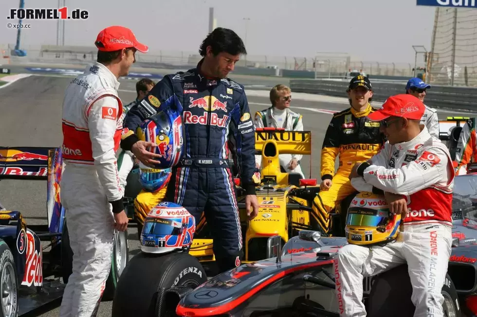 Foto zur News: Mark Webber (Red Bull) betrachtet McLarens eigenwillige Aerodynamik, Jenson Button (McLaren) und Lewis Hamilton (McLaren) schauen zu