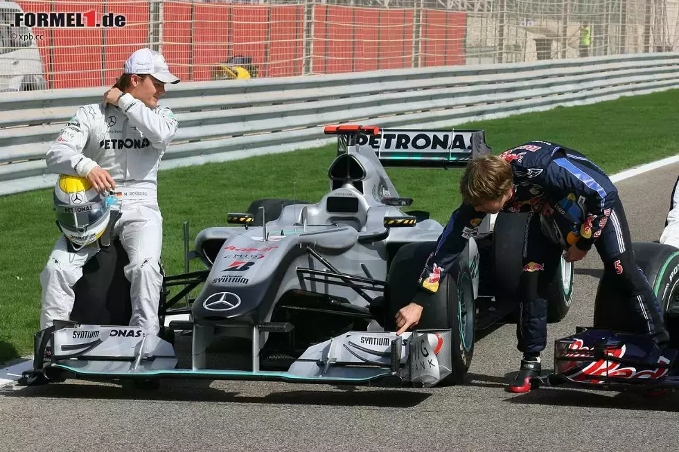 Foto zur News: Sebastian Vettel (Red Bull) auf Detailsuche, Nico Rosberg (Mercedes) schaut zu