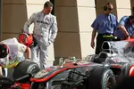 Foto zur News: Michael Schumacher (Mercedes) mit einem Blick auf die McLaren-Konkurrenz