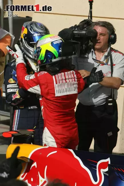 Foto zur News: Sebastian Vettel (Red Bull) und Felipe Massa (Ferrari)