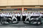 Foto zur News: Gruppenbild bei Mercedes GP