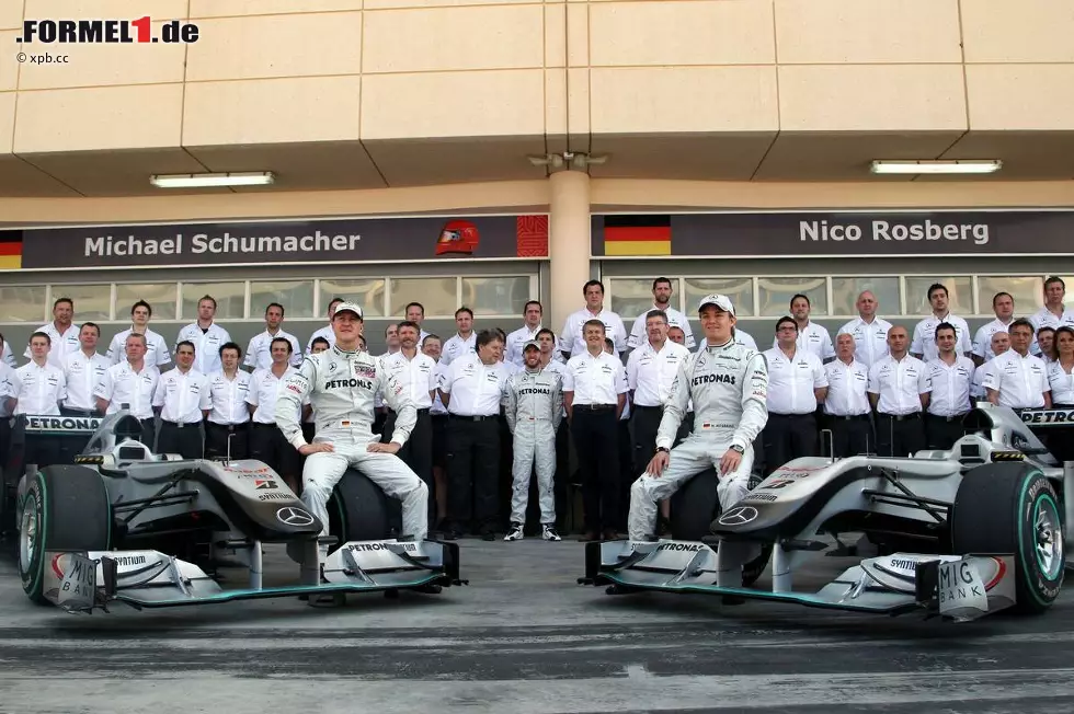 Foto zur News: Gruppenbild bei Mercedes GP