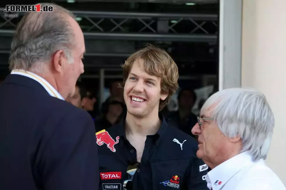 Foto zur News: Spaniens König Juan Carlos I., Sebastian Vettel (Red Bull) und Bernie Ecclestone (Formel-1-Chef)