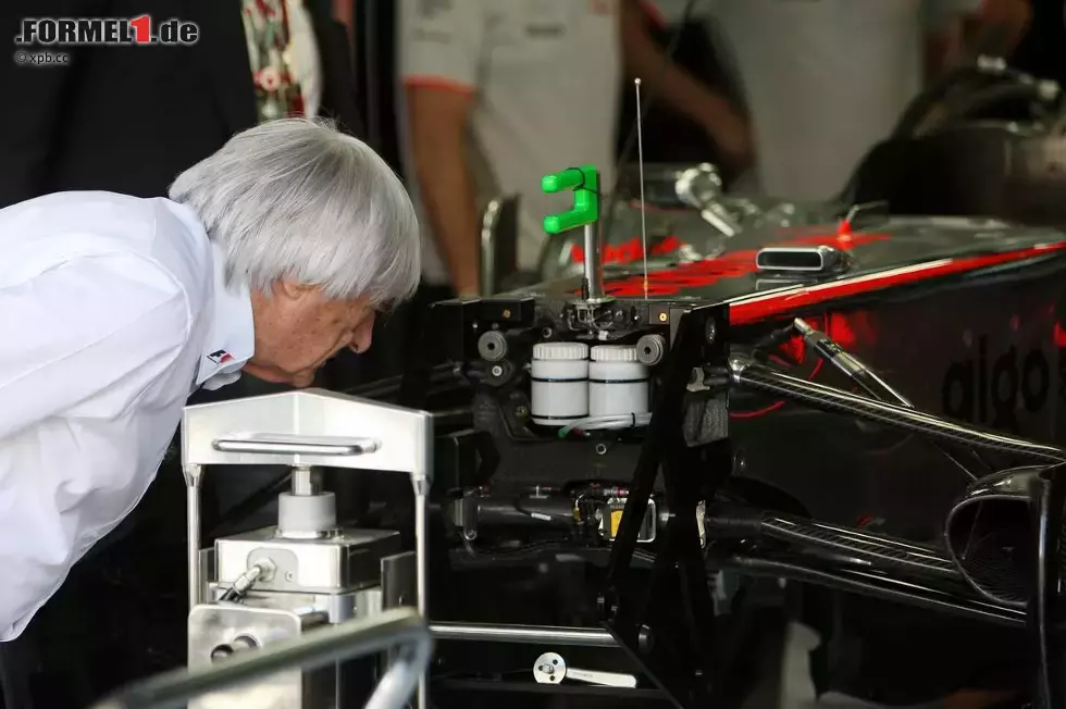 Foto zur News: Bernie Ecclestone (Formel-1-Chef) nimmt den McLaren unter die Lupe