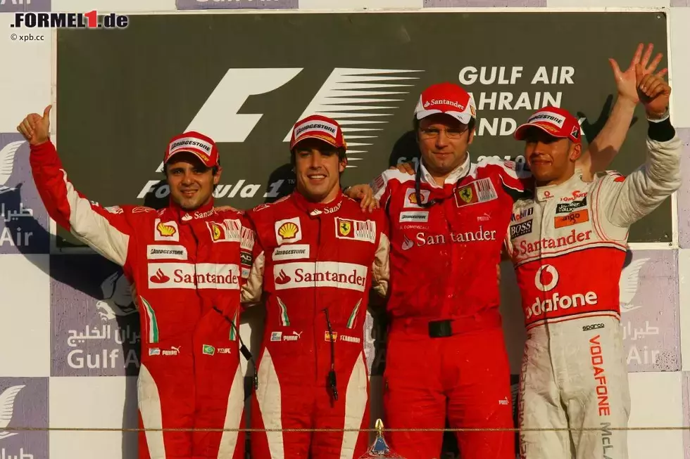 Foto zur News: Felipe Massa (Ferrari), Fernando Alonso (Ferrari), Stefano Domenicali (Teamchef) und Lewis Hamilton (McLaren)