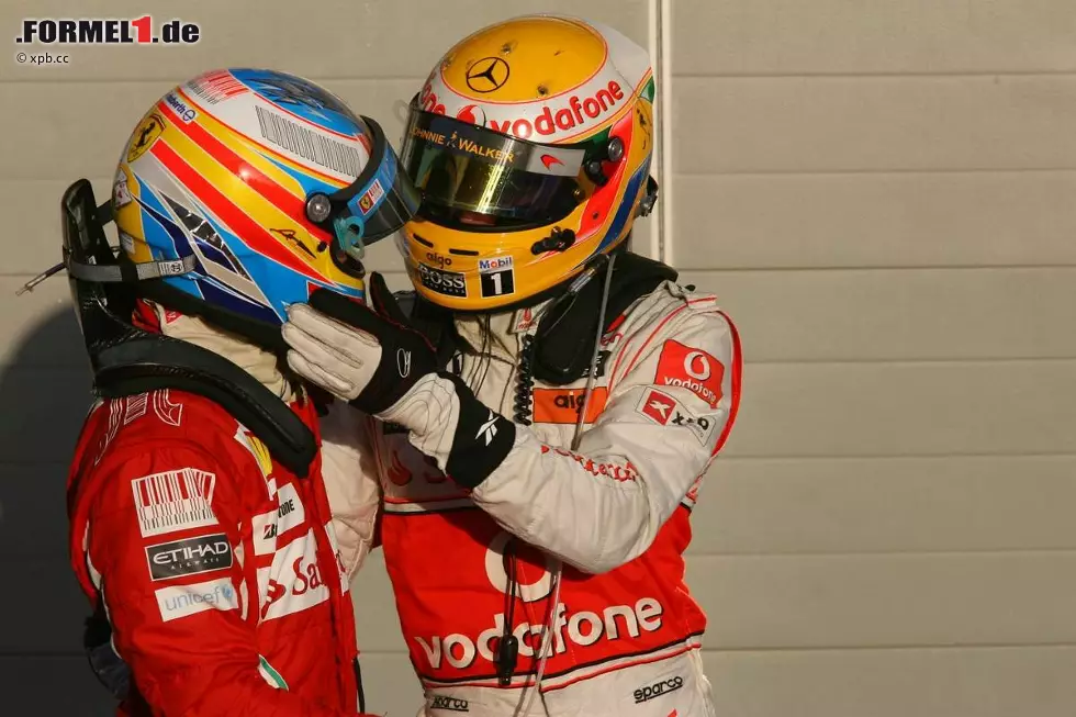 Foto zur News: Fernando Alonso (Ferrari) und Lewis Hamilton (McLaren)