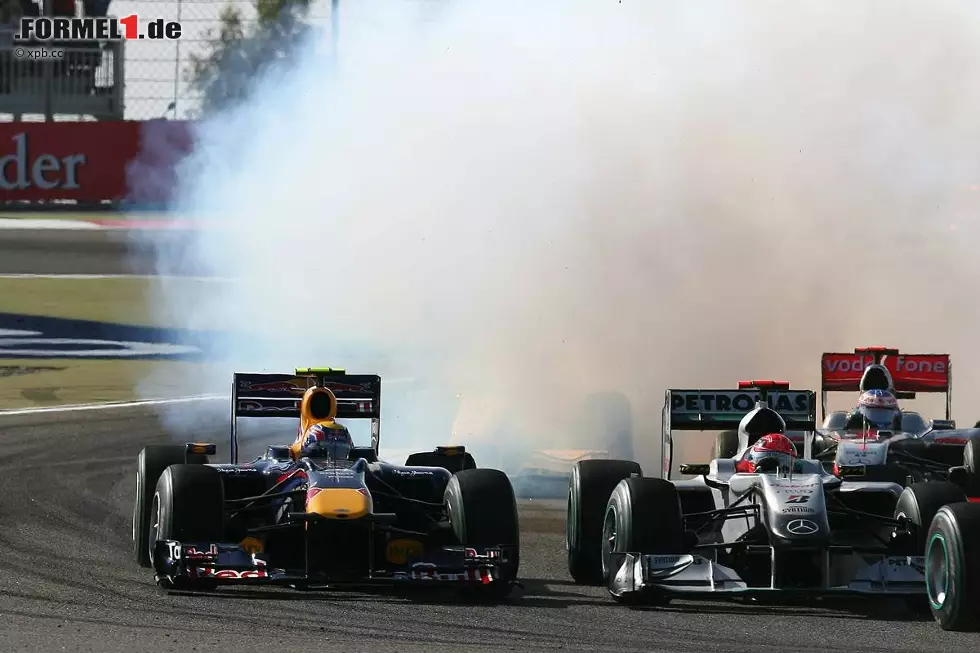 Foto zur News: Das Auto von Mark Webber (Red Bull) gibt Rauchzeichen