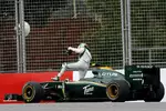 Foto zur News: Heikki Kovalainen (Lotus) entsteigt seinem Auto