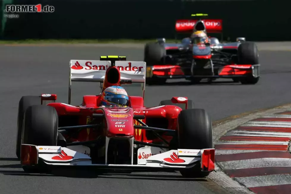 Foto zur News: Fernando Alonso (Ferrari) vor Lewis Hamilton (McLaren)