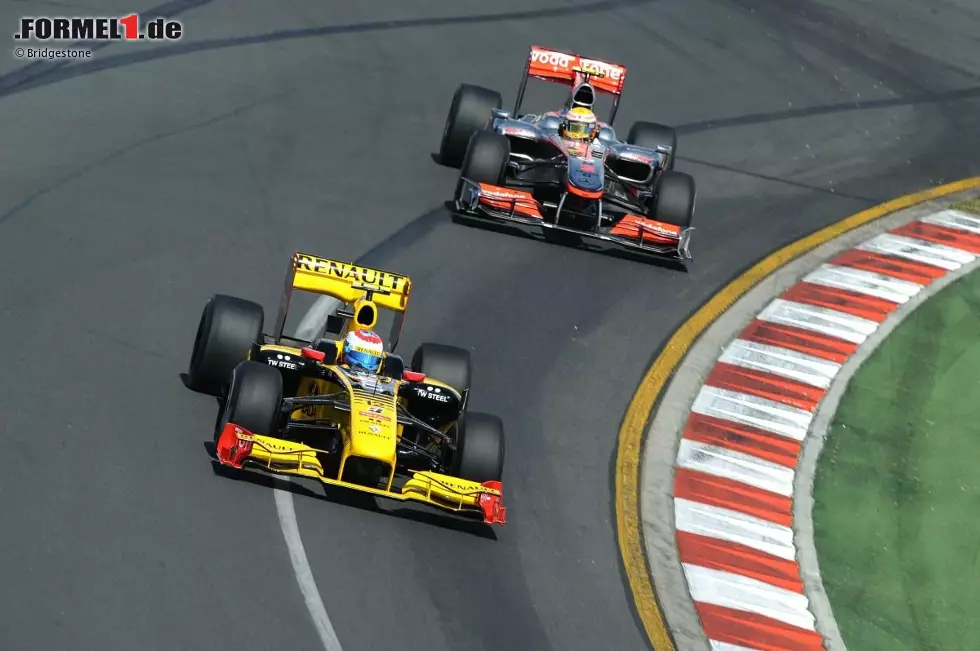 Foto zur News: Vitaly Petrov (Renault) und Lewis Hamilton (McLaren)