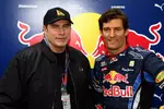 Foto zur News: John Travolta und Mark Webber (Red Bull)