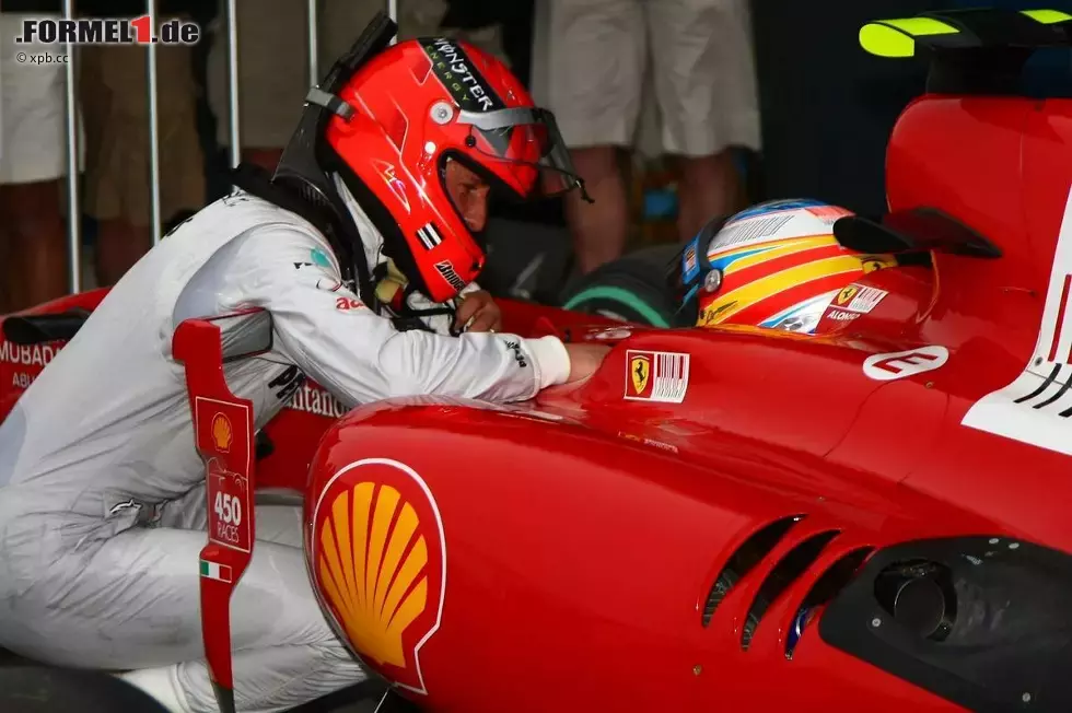 Foto zur News: Michael Schumacher (Mercedes) und Fernando Alonso (Ferrari)