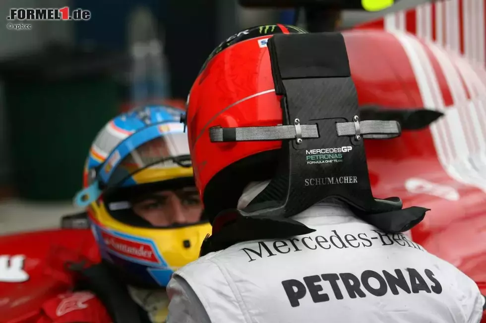 Foto zur News: Fernando Alonso (Ferrari) und Michael Schumacher (Mercedes)