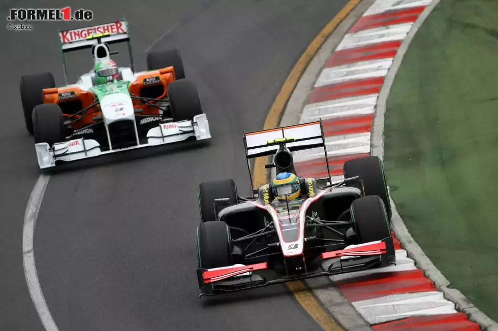 Foto zur News: Bruno Senna (HRT) vor Vitantonio Liuzzi (Force India)