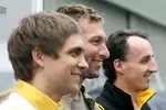 Foto zur News: Vitaly Petrov (Renault) und Robert Kubica (Renault) rahmen Schwimmer Ian Thorpe ein