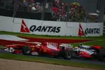 Foto zur News: Felipe Massa (Ferrari) wehrt sich gegen Lewis Hamilton (McLaren)