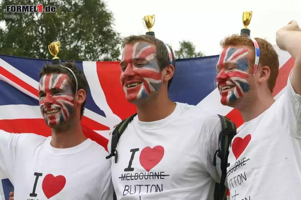 Foto zur News: Fans von Jenson Button (McLaren) und Lewis Hamilton (McLaren)