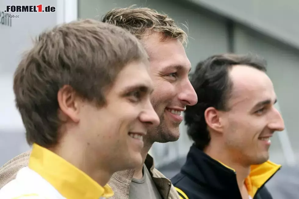 Foto zur News: Vitaly Petrov (Renault) und Robert Kubica (Renault) rahmen Schwimmer Ian Thorpe ein