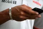 Foto zur News: Lewis Hamilton (McLaren) spielt mit seinem Handy