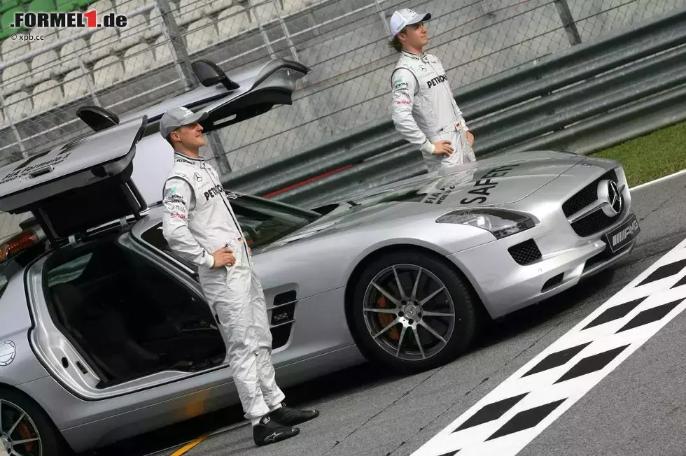 Foto zur News: Michael Schumacher (Mercedes) und Nico Rosberg (Mercedes) mit dem Safety-Car