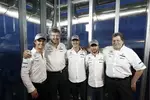 Foto zur News: Nico Rosberg, Ross Brawn (Teamchef), Michael Schumacher, Nick Heidfeld und Norbert Haug (Mercedes-Motorsportchef)