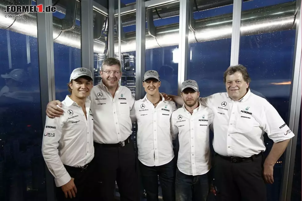 Foto zur News: Nico Rosberg, Ross Brawn (Teamchef), Michael Schumacher, Nick Heidfeld und Norbert Haug (Mercedes-Motorsportchef)