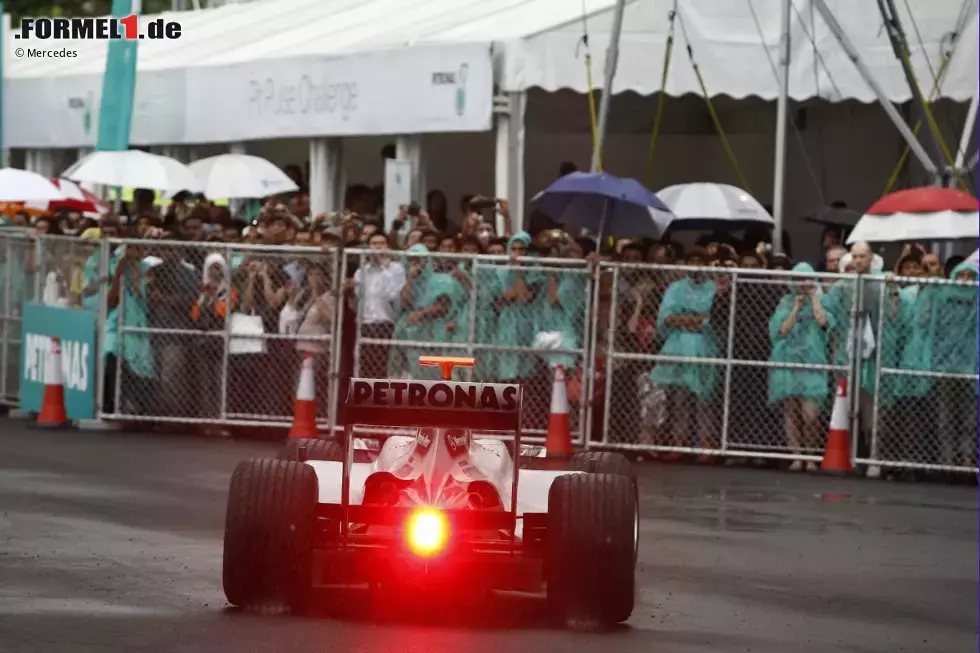 Foto zur News: Nico Rosberg unterwegs auf den Straßen in Kuala Lumpur