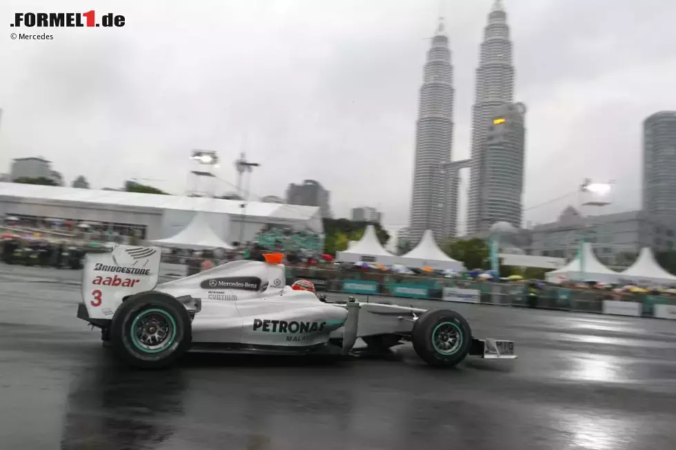 Foto zur News: Michael Schumacher unterwegs auf den Straßen in Kuala Lumpur