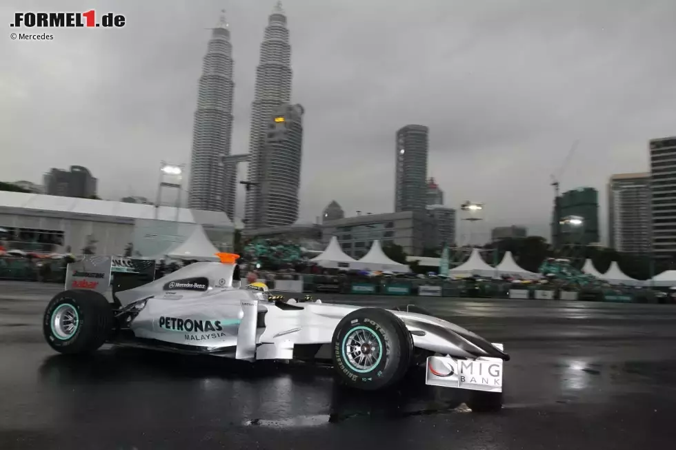 Foto zur News: Nico Rosberg im Regen von Kuala Lumpur