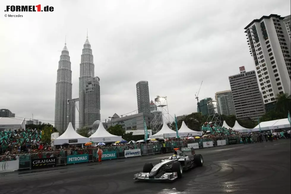 Foto zur News: Nico Rosberg macht Donuts im Regen