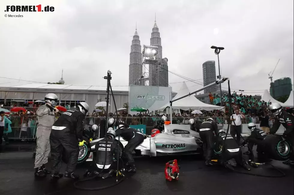 Foto zur News: Michael Schumacher bei einem Demo-Boxenstopp