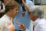 Foto zur News: Sebastian Vettel (Red Bull) und Bernie Ecclestone (Formel-1-Chef)