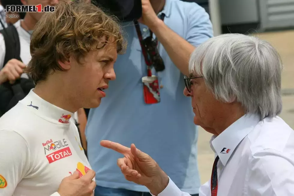 Foto zur News: Sebastian Vettel (Red Bull) und Bernie Ecclestone (Formel-1-Chef)