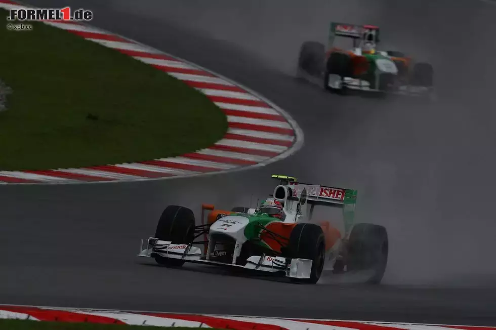 Foto zur News: Vitantonio Liuzzi vor Adrian Sutil (Force India)