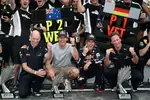 Foto zur News: Adrian Newey (Technischer Direktor), Mark Webber (Red Bull), Sebastian Vettel (Red Bull) und Christian Horner (Teamchef)