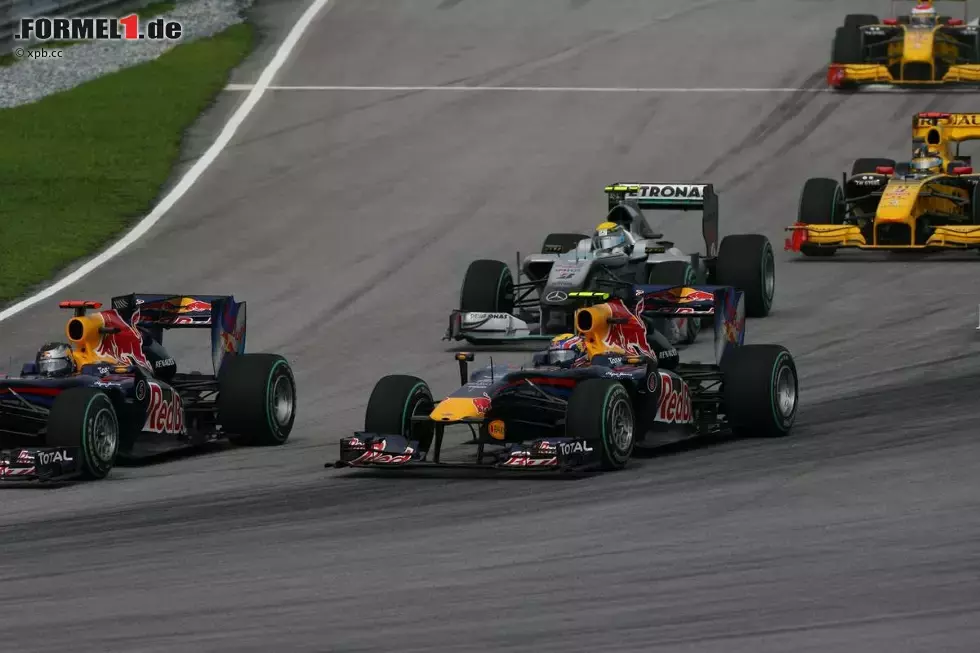 Foto zur News: Mark Webber (Red Bull) und innen Sebastian Vettel (Red Bull)