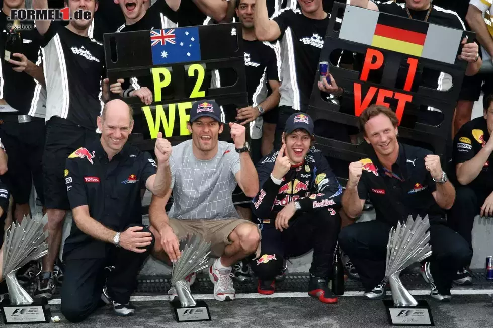 Foto zur News: Adrian Newey (Technischer Direktor), Mark Webber (Red Bull), Sebastian Vettel (Red Bull) und Christian Horner (Teamchef)