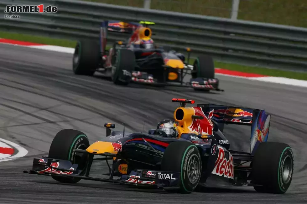 Foto zur News: Sebastian Vettel (Red Bull) vor Mark Webber (Red Bull)